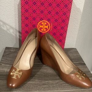 Genuine leather,authentic Tory Burch Platform heels cognac color,gold logo 10.5